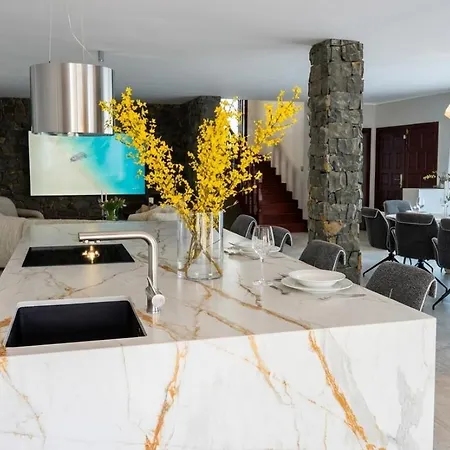Exclusive Mountain With Heated Pool & Stunning Ocean Views *
